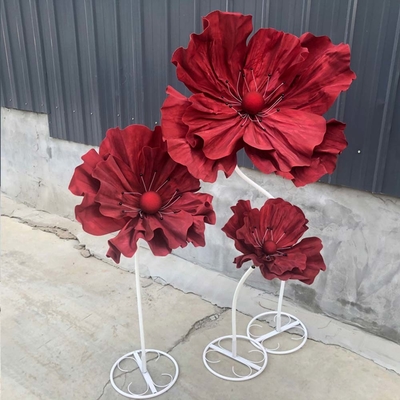 Đặt hoa khổng lồ màu đỏ tùy chỉnh được làm bằng bọt PE cho màn hình trang trí tiệc cưới